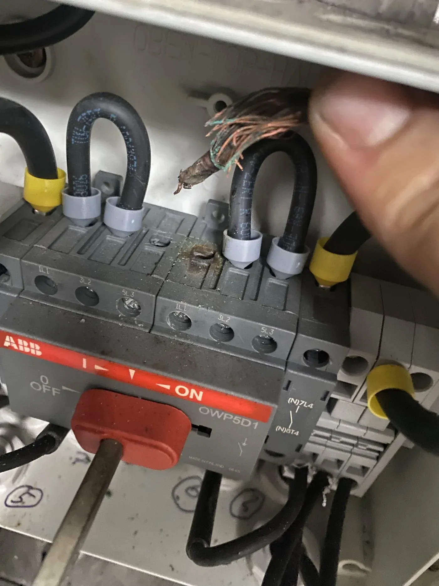 Thermisch beschädigter Leiter an einer elektrischen Anschlussstelle