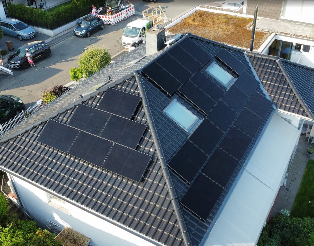 Walmdach PV-Anlage – Technik sauber montiert und angeschlossen