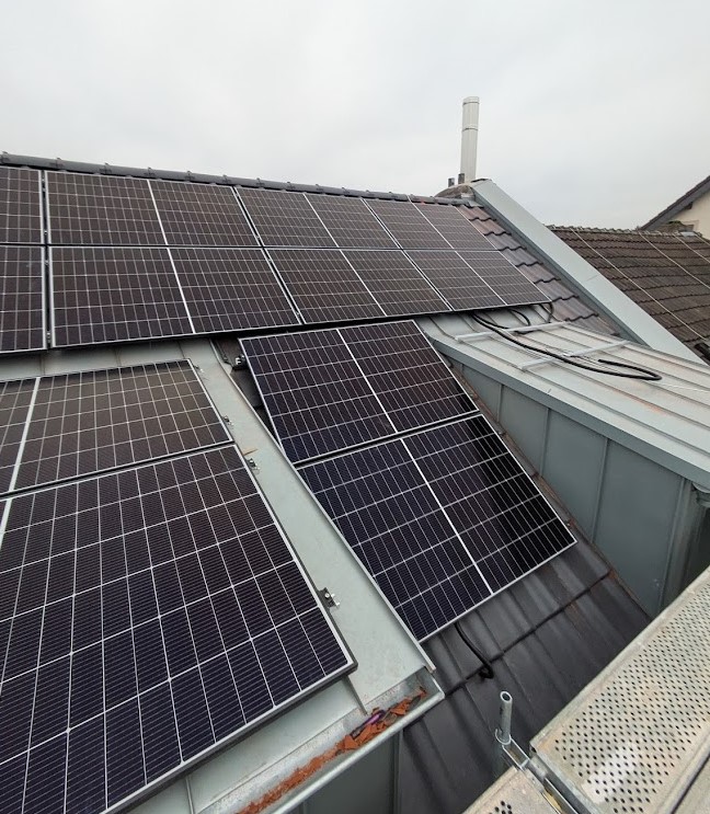 Saubere Kabelwege auf dem Dach: DC-Leitungen ordentlich geführt und befestigt