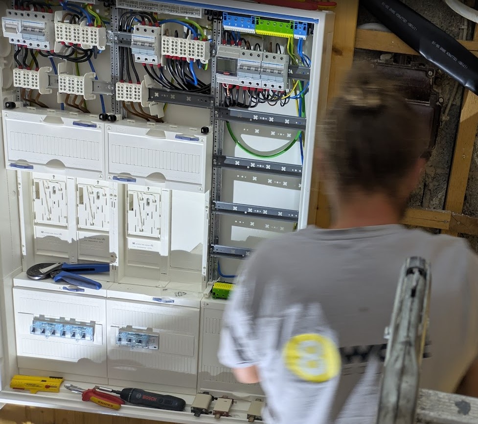 Ordentlich ausgeführte AC-Verteilung im Schaltschrank mit Beschriftung