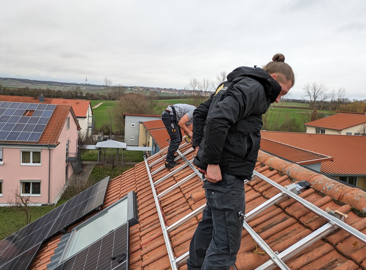 Unterkonstruktion auf dem Dach: Dachhaken und Schienen für die PV-Module