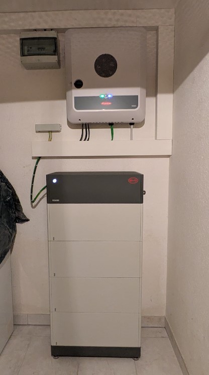 Wechselrichter-Installation an der Wand, DC- und AC-Anschlüsse sauber ausgeführt