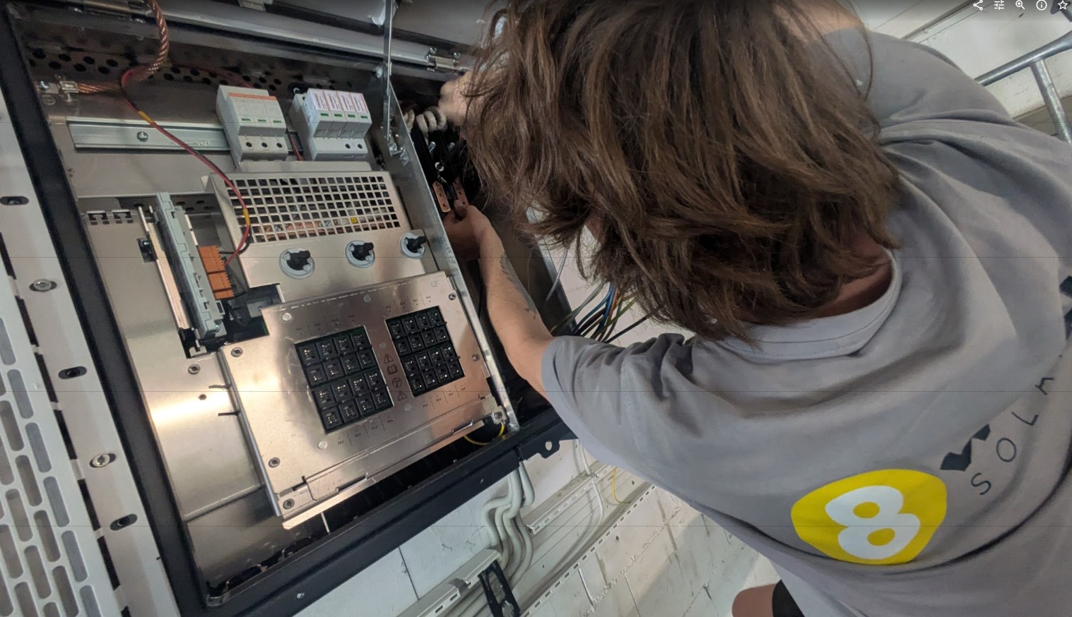 Wartung am Wechselrichter und Sichtprüfung