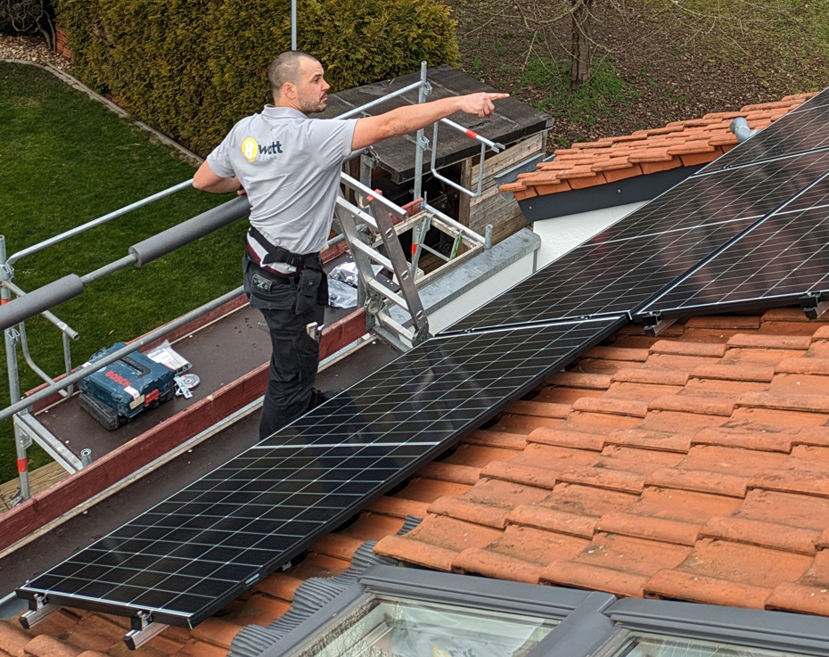 8Watt Team bei der Montage einer Photovoltaikanlage